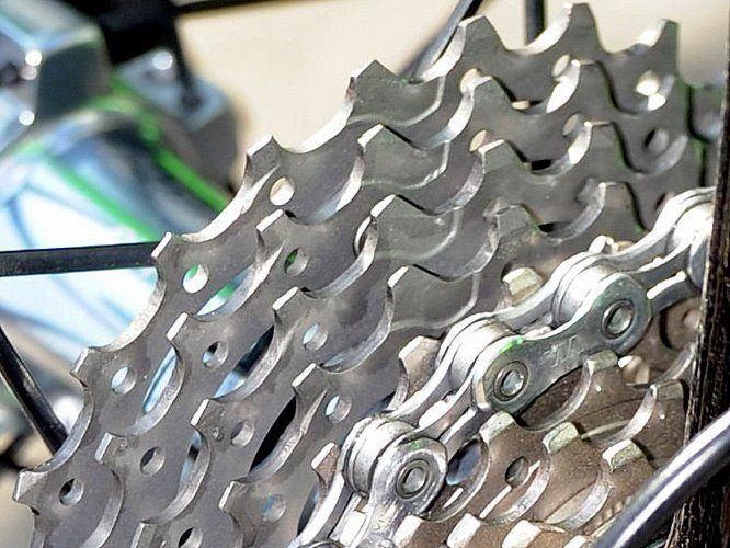 Форма зубцов на задних звездочках Shimano снижает усилие, необходимое для перемещения цепи, что обеспечивает работу электронной системы переключения и продляет срок действия аккумуляторной батареи. 